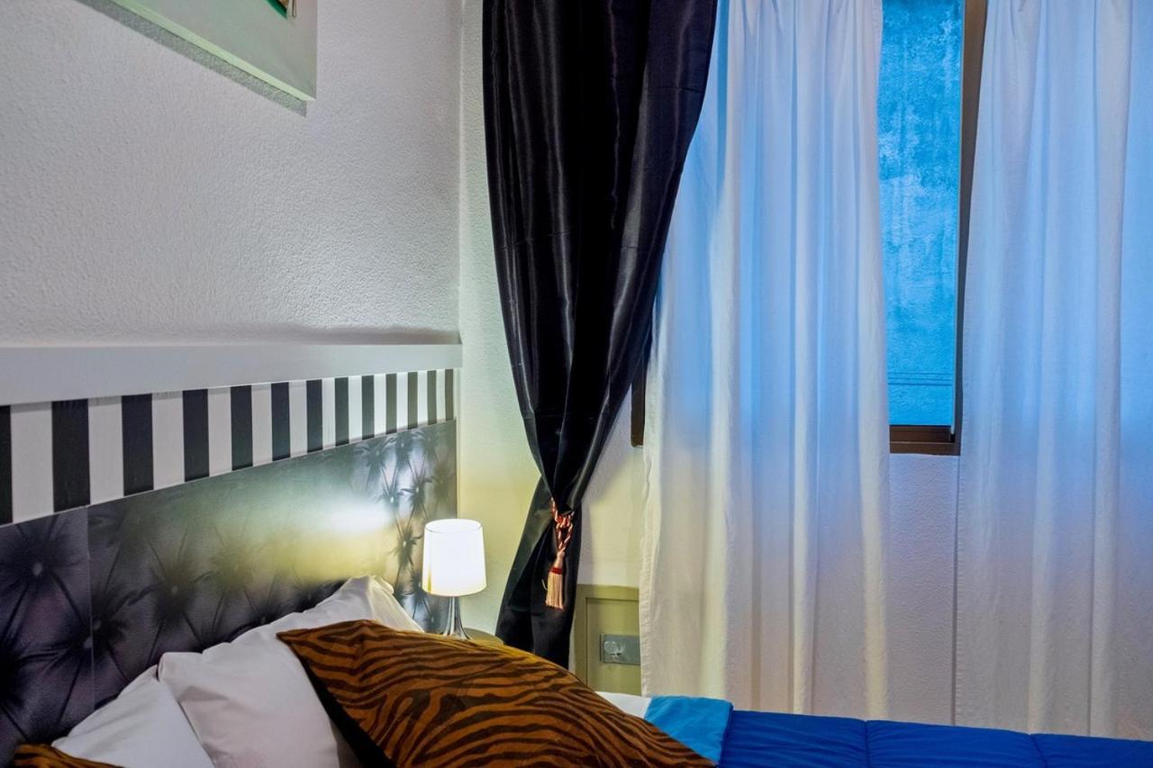 マドリード La Reina De Gran Via - Parking Tph Bed & Breakfast エクステリア 写真